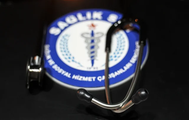 Sağlık Çalışanlarından Bakanlık Önünde Çarpıcı Eylem
