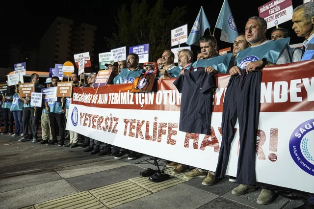 Sağlık Çalışanlarından Bakanlık Önünde Çarpıcı Eylem