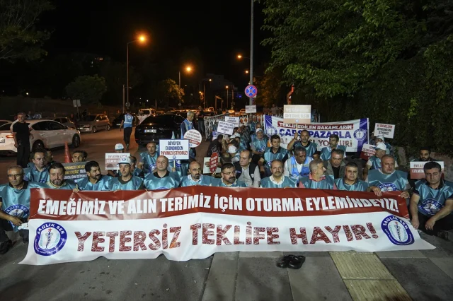 Sağlık Çalışanlarından Bakanlık Önünde Çarpıcı Eylem