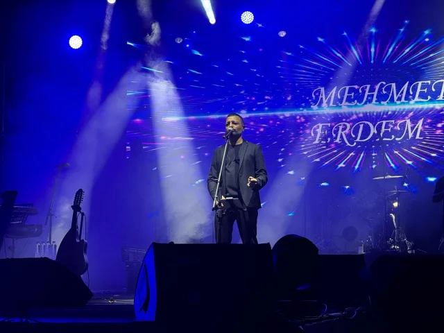 Kahramanmaraş'ta Müziğin Sesi Yükseldi Mehmet Erdem Konserinde Coştu