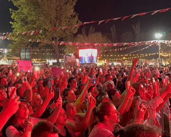 Kahramanmaraş'ta Müziğin Sesi Yükseldi Mehmet Erdem Konserinde Coştu
