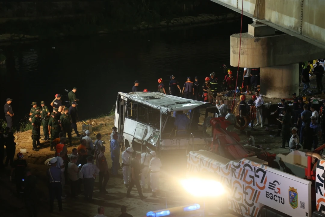 Cezayir Trafik Kazası Yine Can Aldı: Bir Otobüsün Dereye Uçuşu 18 Hayata Mal Oldu