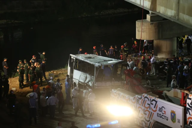 Cezayir Trafik Kazası Yine Can Aldı: Bir Otobüsün Dereye Uçu...