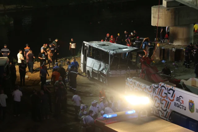 Cezayir Trafik Kazası Yine Can Aldı: Bir Otobüsün Dereye Uçuşu 18 Hayata Mal Oldu