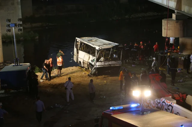 Cezayir Trafik Kazası Yine Can Aldı: Bir Otobüsün Dereye Uçuşu 18 Hayata Mal Oldu