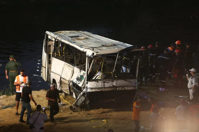 Cezayir Trafik Kazası Yine Can Aldı: Bir Otobüsün Dereye Uçuşu 18 Hayata Mal Oldu