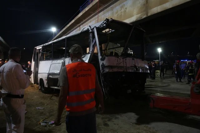 Cezayir Trafik Kazası Yine Can Aldı: Bir Otobüsün Dereye Uçuşu 18 Hayata Mal Oldu