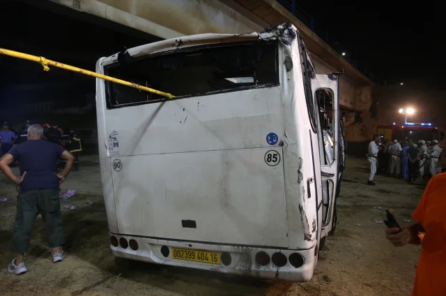 Cezayir Trafik Kazası Yine Can Aldı: Bir Otobüsün Dereye Uçuşu 18 Hayata Mal Oldu