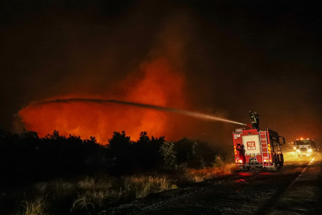 Diyarbakır'da Kırsal Yangın Alarmı: Ekipler Seferber Edildi