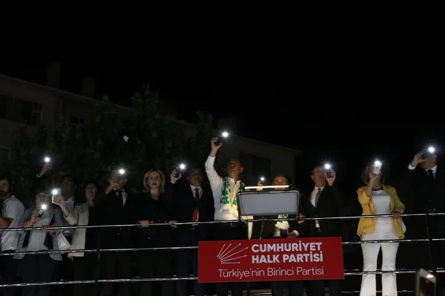 Özgür Özel Kırşehir'de Coşkulu Bir Miting Düzenledi: Demokrasi İçin Yürüyüşe Geçiyoruz