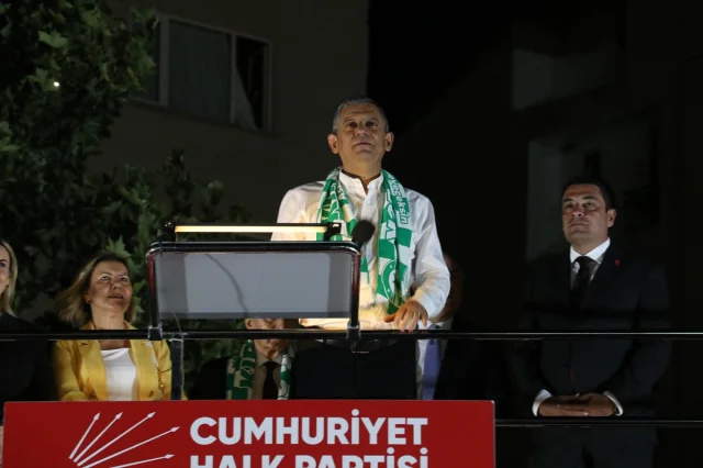 Özgür Özel Kırşehir'de Coşkulu Bir Miting Düzenledi: Demokrasi İçin Yürüyüşe Geçiyoruz