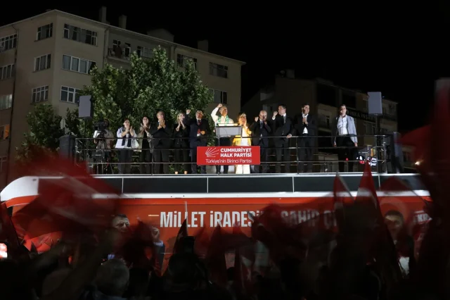 Özgür Özel Kırşehir'de Coşkulu Bir Miting Düzenledi: Demokrasi İçin Yürüyüşe Geçiyoruz