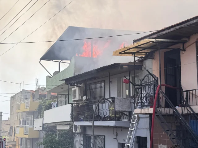 İzmir'in Göbeğinde Yangın Paniği: Alevler Kontrol Altına Alınmaya Çalışılıyor