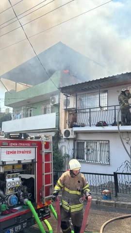 İzmir'in Göbeğinde Yangın Paniği: Alevler Kontrol Altına Alınmaya Çalışılıyor