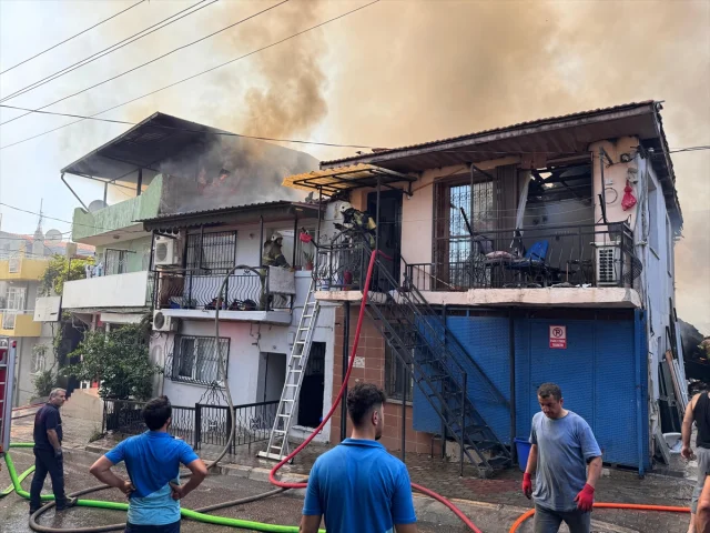 İzmir'in Göbeğinde Yangın Paniği: Alevler Kontrol Altına Alınmaya Çalışılıyor