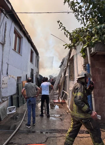 İzmir'in Göbeğinde Yangın Paniği: Alevler Kontrol Altına Alınmaya Çalışılıyor