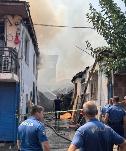 İzmir'in Göbeğinde Yangın Paniği: Alevler Kontrol Altına Alınmaya Çalışılıyor
