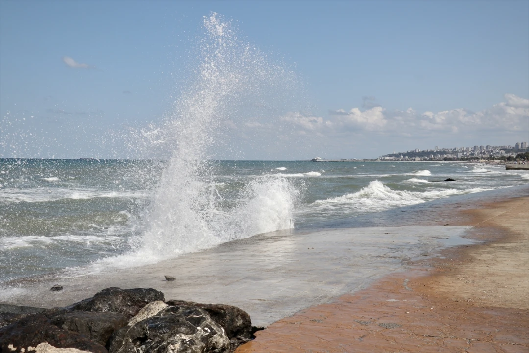 Samsun Sahillerinde Tehlike: Rüzgarlı Hava Denizi Yasaklıyor