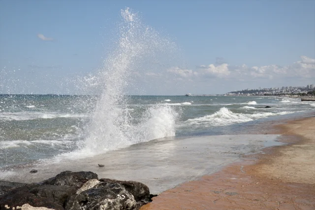 Samsun Sahillerinde Tehlike: Rüzgarlı Hava Denizi Yasaklıyor