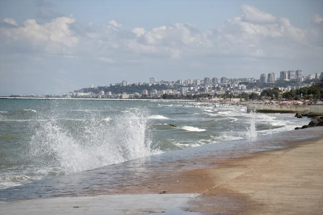 Samsun Sahillerinde Tehlike: Rüzgarlı Hava Denizi Yasaklıyor