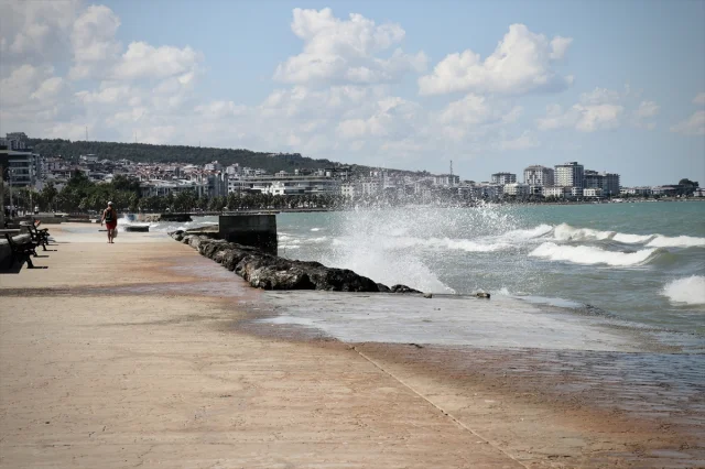 Samsun Sahillerinde Tehlike: Rüzgarlı Hava Denizi Yasaklıyor