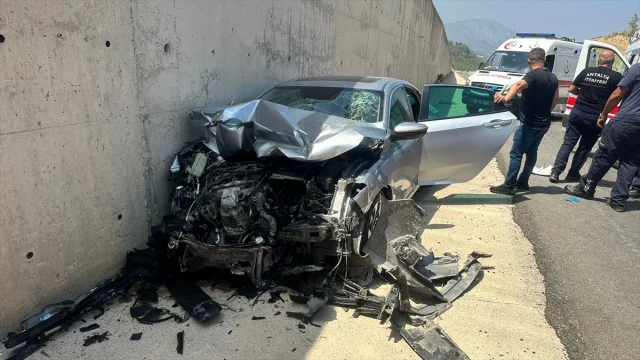 Antalya Yolunda Korkutan Kaza: Tırın Altında Kalan Otomobilde 3 Yaralı