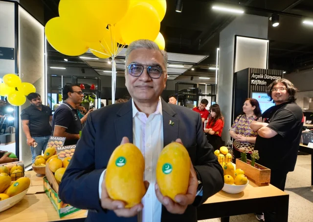 İstanbul'da Pakistan Mangosu İlgi Odağı Oldu