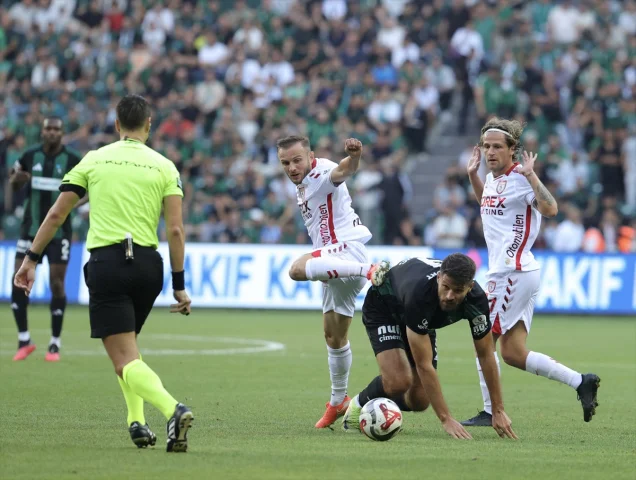 Kocaelispor ve Samsunspor Karşılaşması: İlk Yarıda Umut Veren Performanslar
