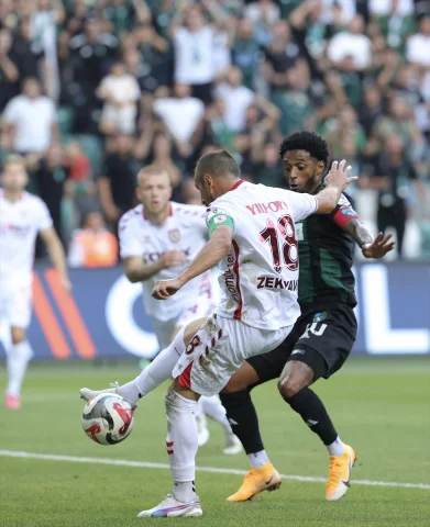Kocaelispor ve Samsunspor Karşılaşması: İlk Yarıda Umut Veren Performanslar