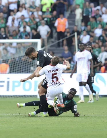 Kocaelispor ve Samsunspor Karşılaşması: İlk Yarıda Umut Veren Performanslar