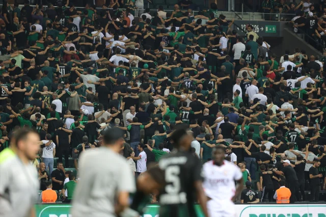 Kocaelispor ve Samsunspor Karşılaşması: İlk Yarıda Umut Veren Performanslar