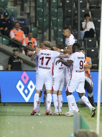 Kocaelispor ve Samsunspor Karşılaşması: İlk Yarıda Umut Veren Performanslar