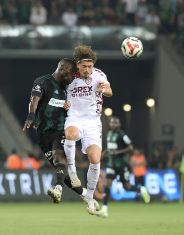 Kocaelispor ve Samsunspor Karşılaşması: İlk Yarıda Umut Veren Performanslar