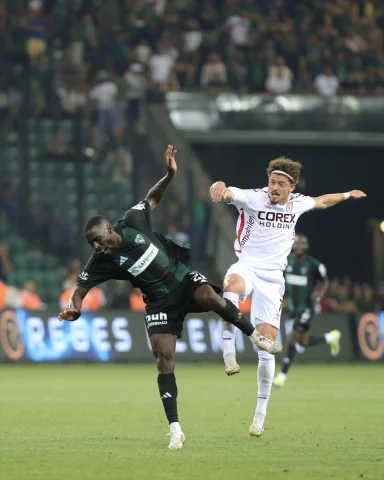 Kocaelispor ve Samsunspor Karşılaşması: İlk Yarıda Umut Veren Performanslar