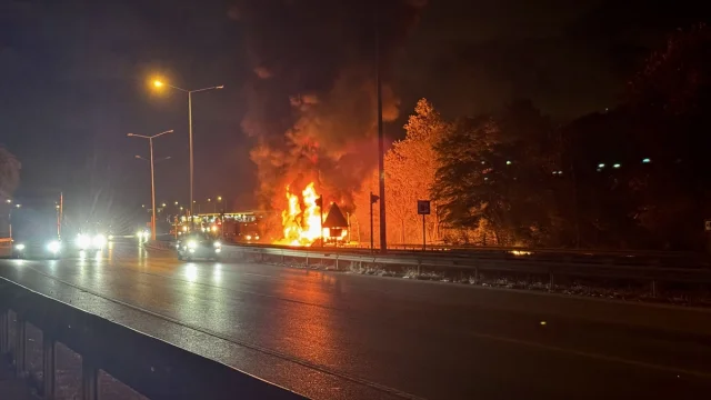 Samsun'da Dev Yangın: Kimyasal Yüklü Tır Yolda Alev Aldı