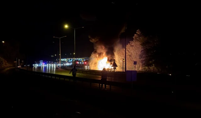 Samsun'da Dev Yangın: Kimyasal Yüklü Tır Yolda Alev Aldı