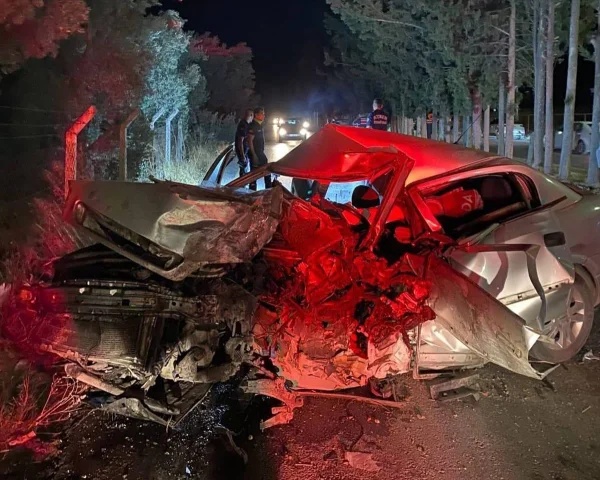 Söke'de Feci Kaza: Kontrolden Çıkan Araç Ağaca Çarptı