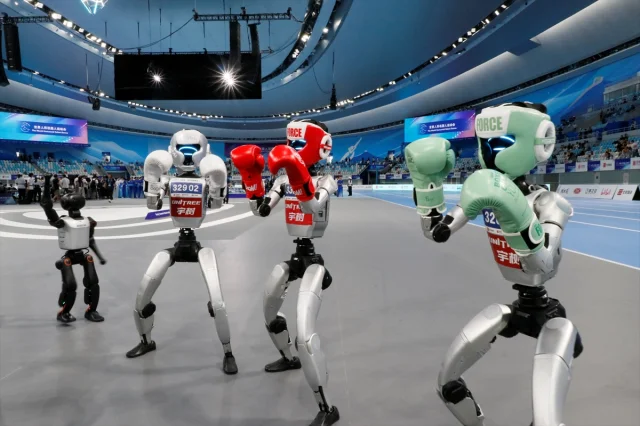Çin'de İnsansı Robotların Mücadele Dolu Oyunları Tamamlandı