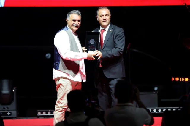 Özgür Özel'in Hacı Bektaş Veli'den İlham Alarak Verdiği Mesajlar Dikkat Çekti