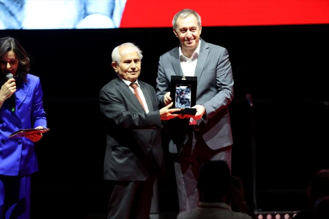 Özgür Özel'in Hacı Bektaş Veli'den İlham Alarak Verdiği Mesajlar Dikkat Çekti