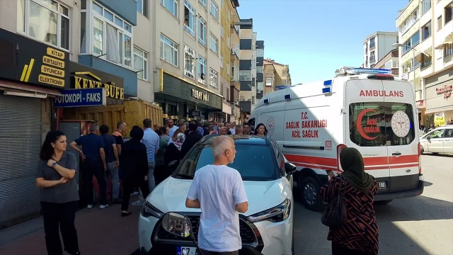 Zonguldak'ta Heyecan Dolu Anlar: Freni Boşalan Kamyon İş Yerine Daldı