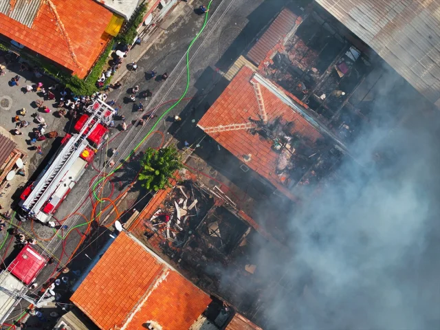İzmir'de Korkutan Yangın: Mahalle Sakinleri Neler Yaşadı