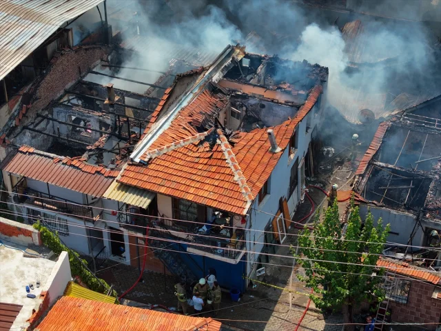 İzmir'de Korkutan Yangın: Mahalle Sakinleri Neler Yaşadı