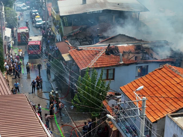 İzmir'de Korkutan Yangın: Mahalle Sakinleri Neler Yaşadı