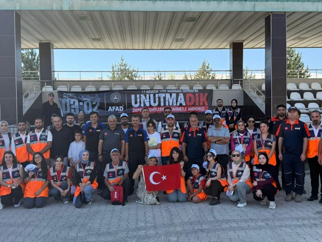 Van'da Marmara Depremi'nin Yıldönümünde duygusal anlar