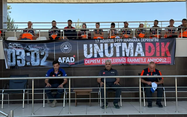 Van'da Marmara Depremi'nin Yıldönümünde duygusal anlar