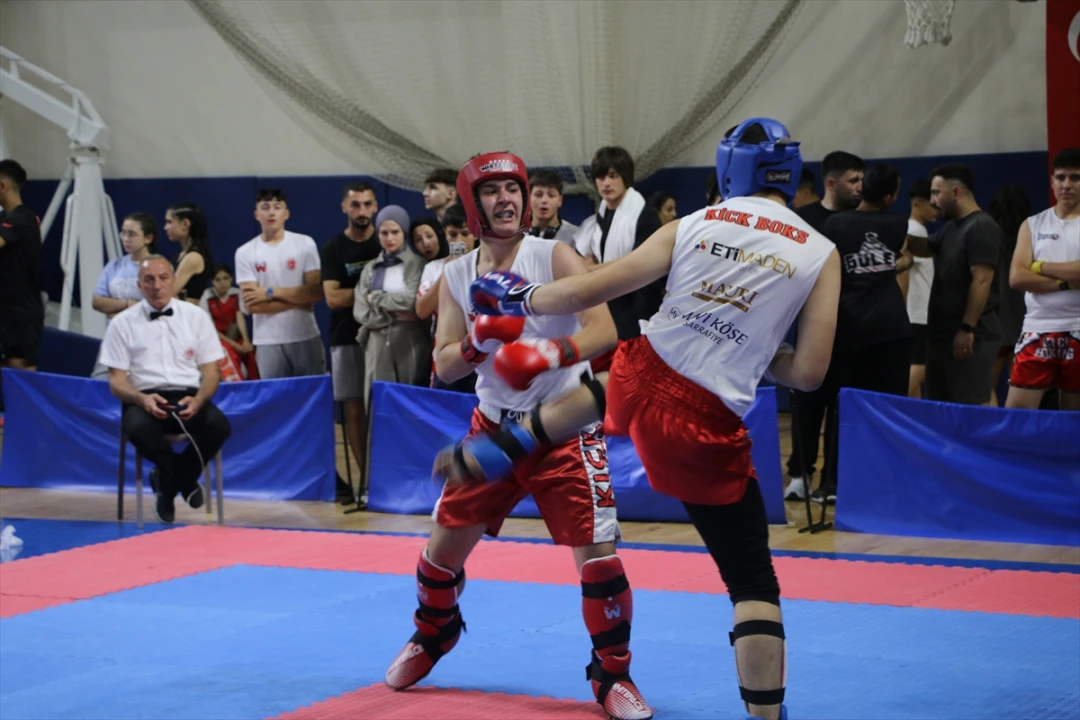 Kütahya'da Büyük Coşku: Zafer Kupası Kick Boks Turnuvası'nda Nefes Kesen Mücadeleler