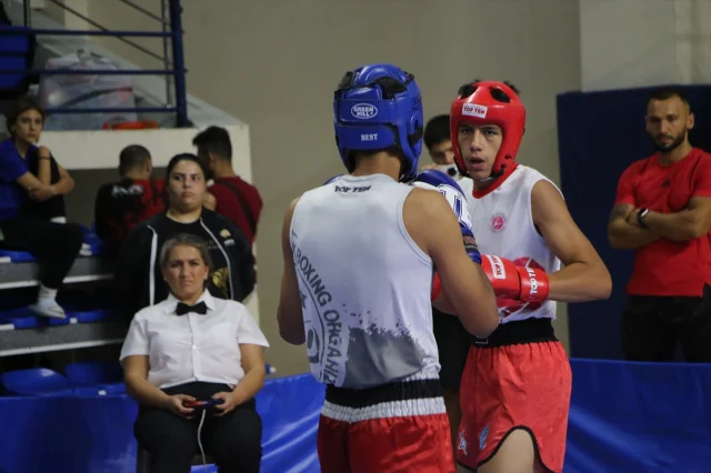 Kütahya'da Büyük Coşku: Zafer Kupası Kick Boks Turnuvası'nda Nefes Kesen Mücadeleler