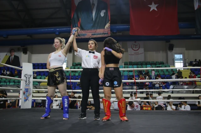 Kütahya'da Büyük Coşku: Zafer Kupası Kick Boks Turnuvası'nda Nefes Kesen Mücadeleler
