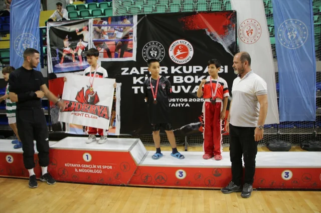 Kütahya'da Büyük Coşku: Zafer Kupası Kick Boks Turnuvası'nda Nefes Kesen Mücadeleler
